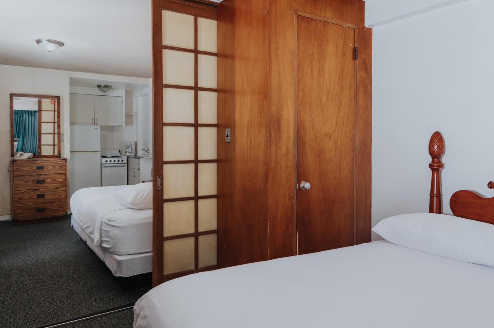 Royal Grove Waikiki Hotel Хонолулу Екстериор снимка